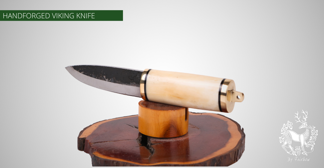 HANDGESMEED VIKING MES SCHEDE. MESSING POMMEL EN PLAAT