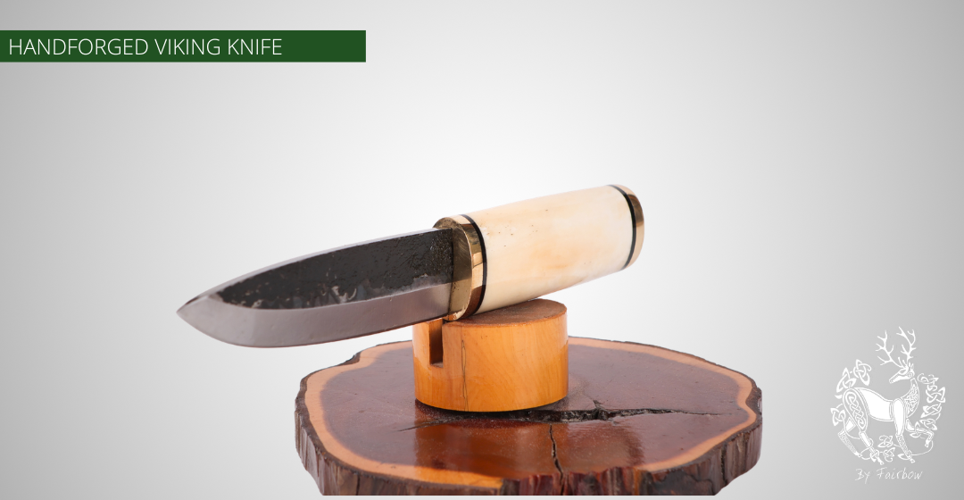 HANDGESMEED VIKING MES SCHEDE. MESSING POMMEL EN PLAAT