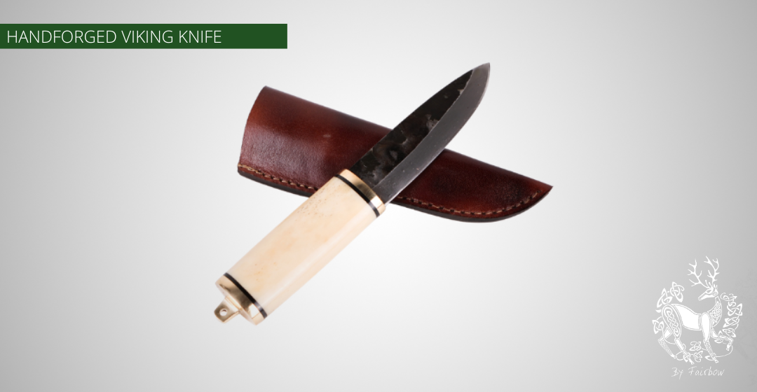 HANDGESMEED VIKING MES SCHEDE. MESSING POMMEL EN PLAAT